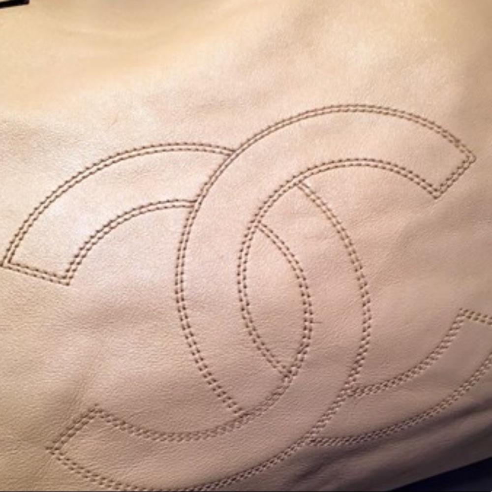 Authentic Chanel lamb leather weekend tote - Picture 6 of 8
